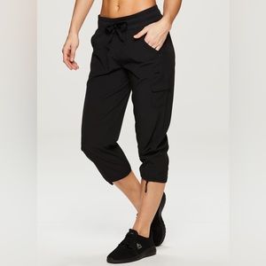 EUC Large Black Prime Anywhere Cargo Capri by RBX ✨worn once✨